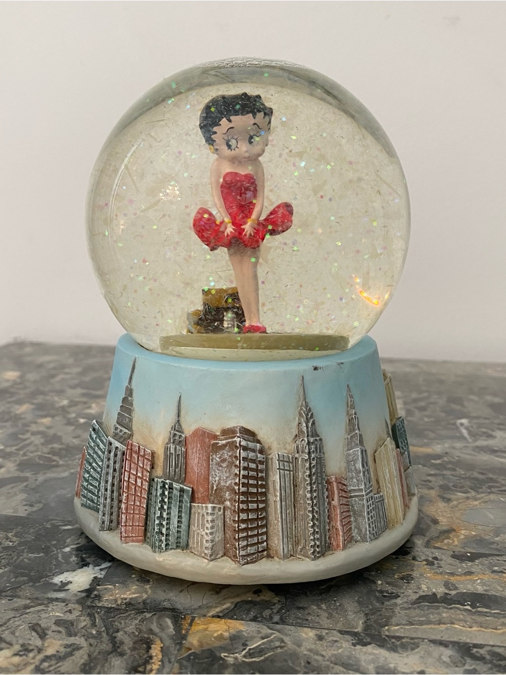1995 Vandor Betty Boop Snow Globe NYC Skyline Musical I Wanna Be Loved